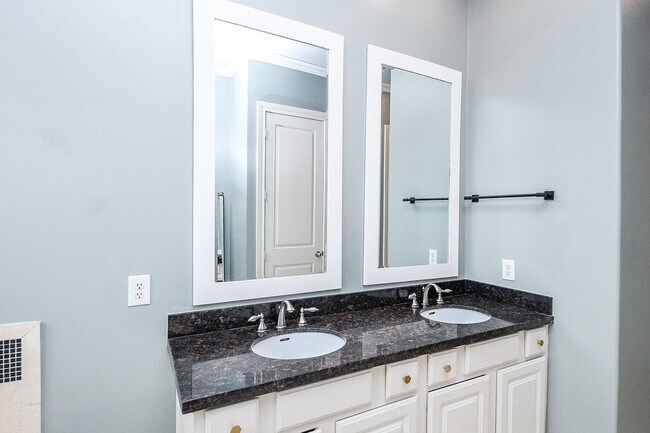 Photo - 2222 Hilshire Lake Dr
