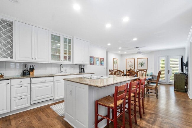 Photo - 240 Miraflores Dr