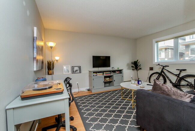 Photo - 276 Carruthers Av