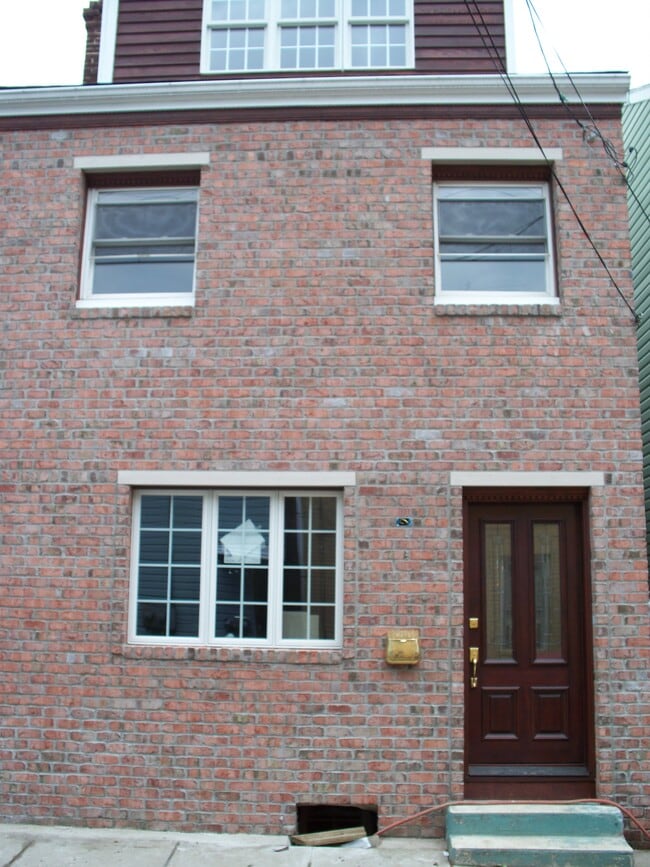 Photo - 1918 Larkins Way