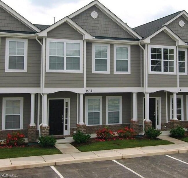 Building Photo - Beautiful Townhome rental in Virginia Beach!