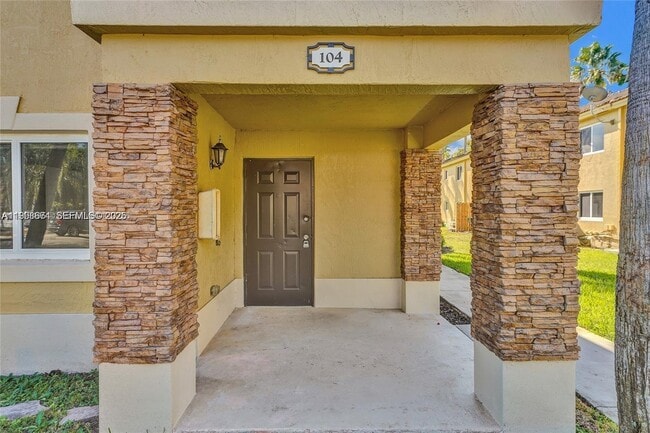 Building Photo - 3398 NE 9th Dr Unit 104