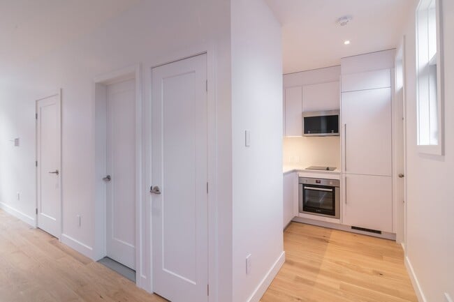 Building Photo - 6885-6891 Rue Sherbrooke O