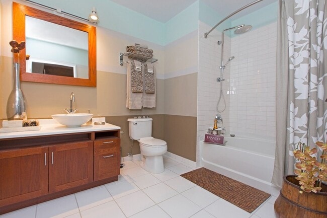 Baño del apartamento 63 E Lake con gabinetes de nogal.