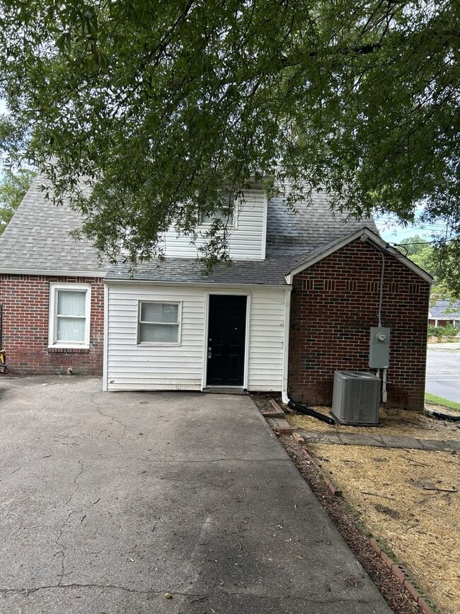 2437 N Patterson Ave