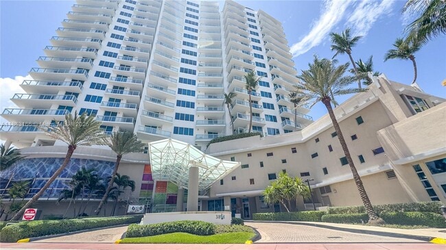 Photo - 3801 Collins Ave Unidad 1105 Rental