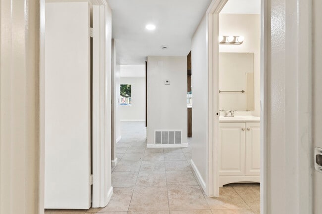 Photo - 1992 W Oakland Ave