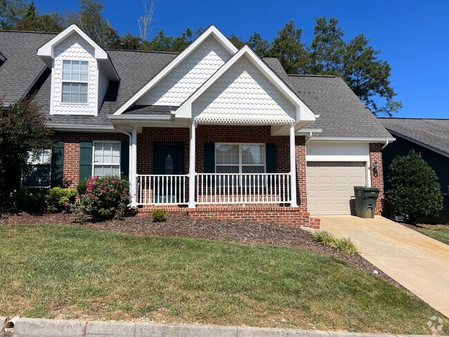 Building Photo - 3 bedroom + loft & 2.5 bedroom  in gated c...