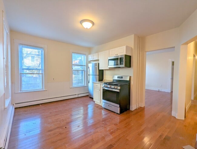 Building Photo - 21 Thorndike St Unit 1