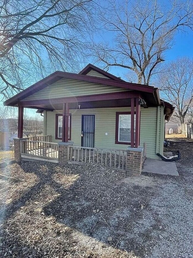 Building Photo - Charming 4BR 1BA Home with spacious yard!