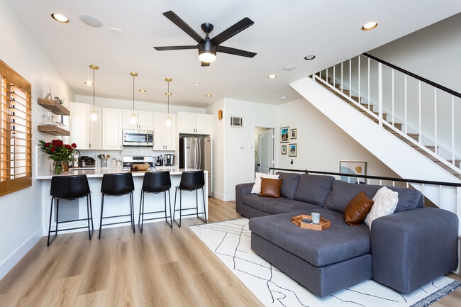 Building Photo - 919 W Lewis St Unit 3