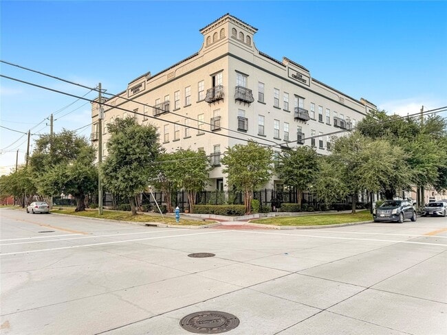 Building Photo - 2216 Chenevert St Unit 4