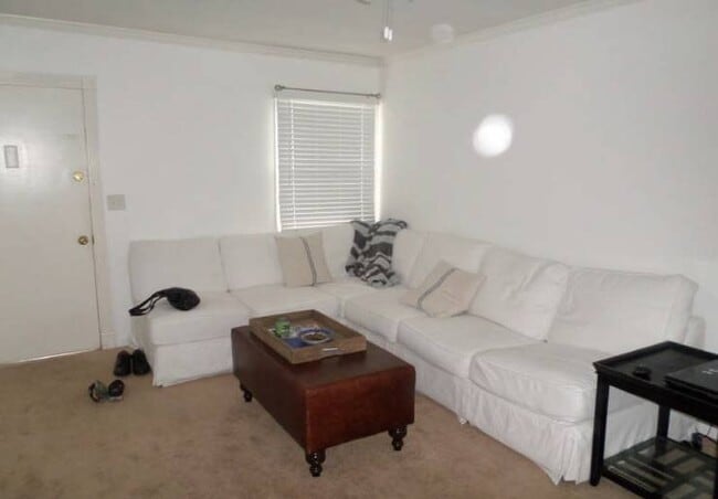 Spacious living room - 3829 Wade St Unidad 3829