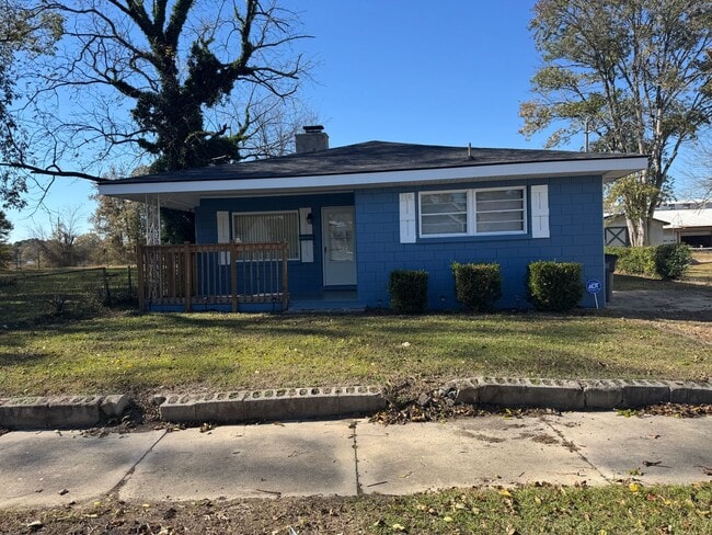 Building Photo - 3 Bedroom House - Large Storage Building a...