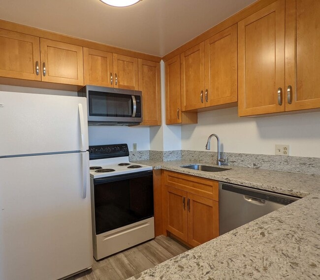 Building Photo - Kukui Plaza Renovated 1/1 w 1 Reserved Sta... Unit E2503