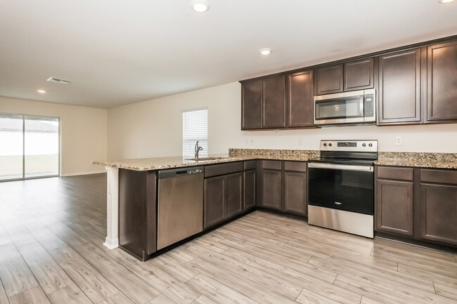 Photo - 885 Youngreen Dr