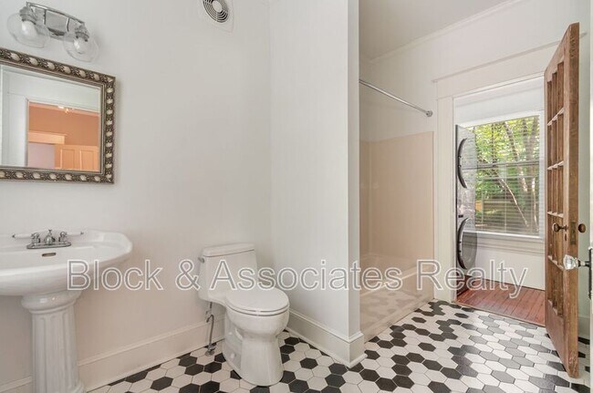 Photo - 1521 Seneca St