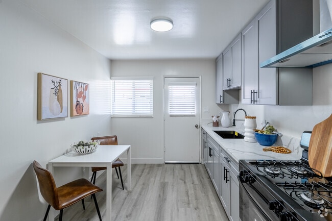 2BR, 1BA - 669SF - Kitchen