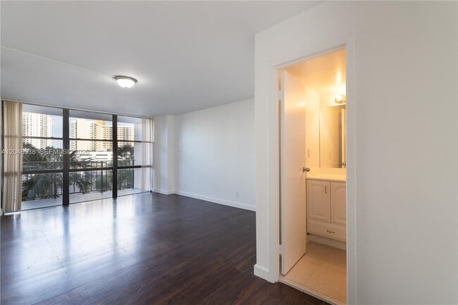 Photo - 1000 Parkview Dr Unit 302