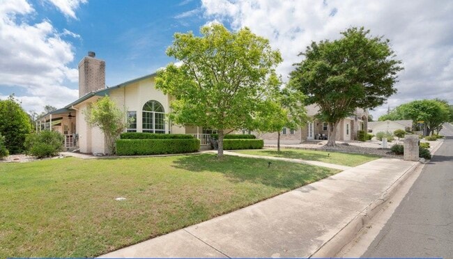 Building Photo - 721 Riverhill Blvd Rental