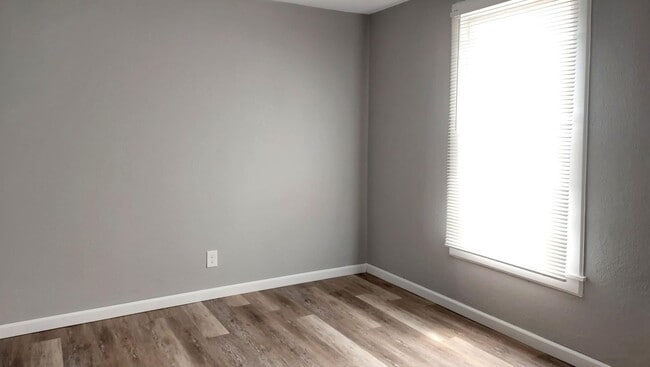 Photo - AVAILABLE 3/9/26  Very Nice 3BR/1BA Single Family Home on Quiet Street