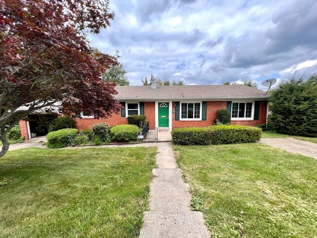 Building Photo - 3 Bed 2 Bath- Hopewell Township Pa!