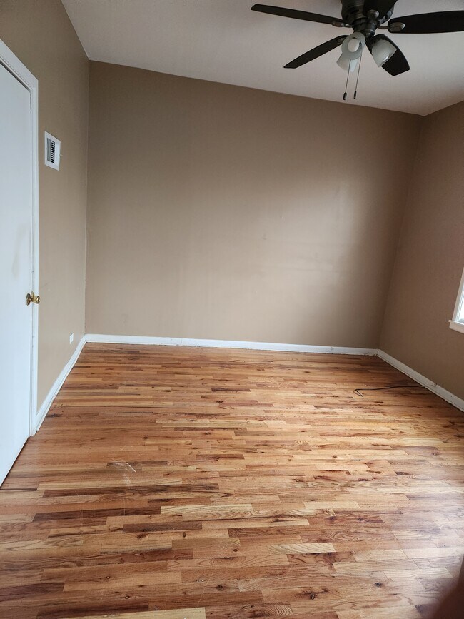 Dining room - 2206 E 84th St Unit 2