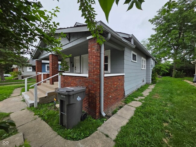 Photo - 833 N Gladstone Ave