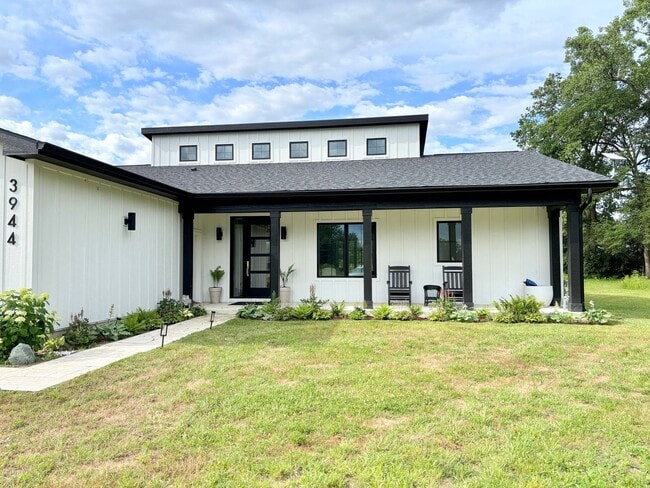 Building Photo - 3-bedroom, 2.5 bathroom furnished home in Saint Joseph