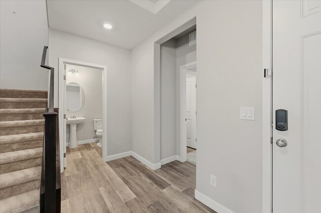Photo - 808 Elmstone Pl