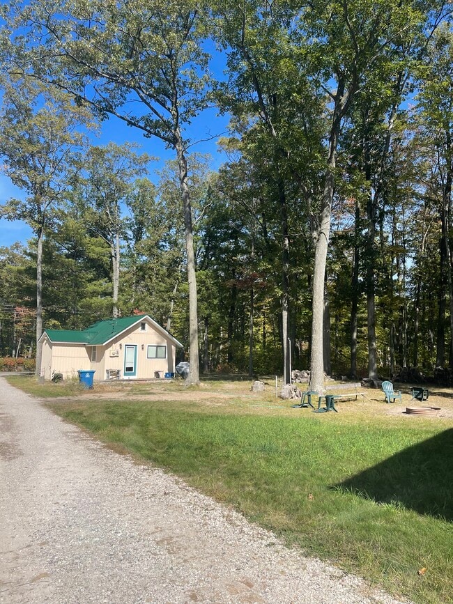 Photo - 421 W Higgins Lake Dr