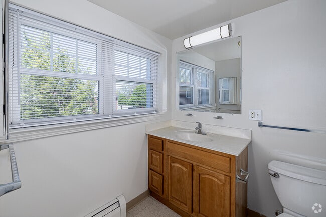 3BR, 1.5BA - 1,242SF - Bathroom