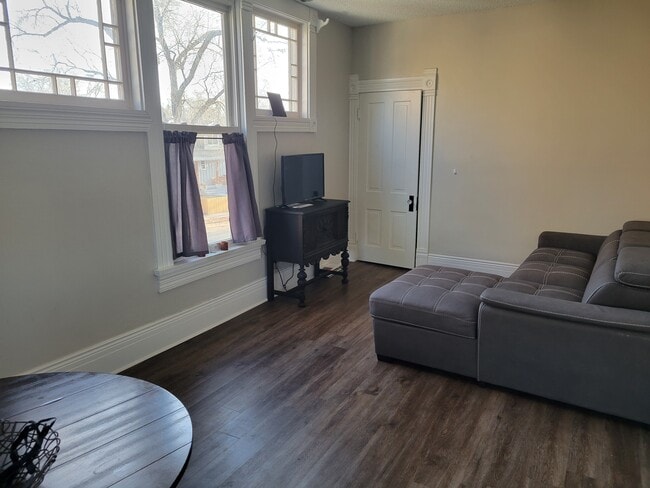 Building Photo - 2115 W Pikes Peak Ave Unit Upper