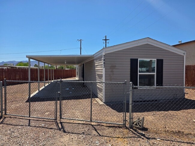 Building Photo - Cute, Clean & Affordable 3 Bed / 2 Bath Home in Central Bullhead City!