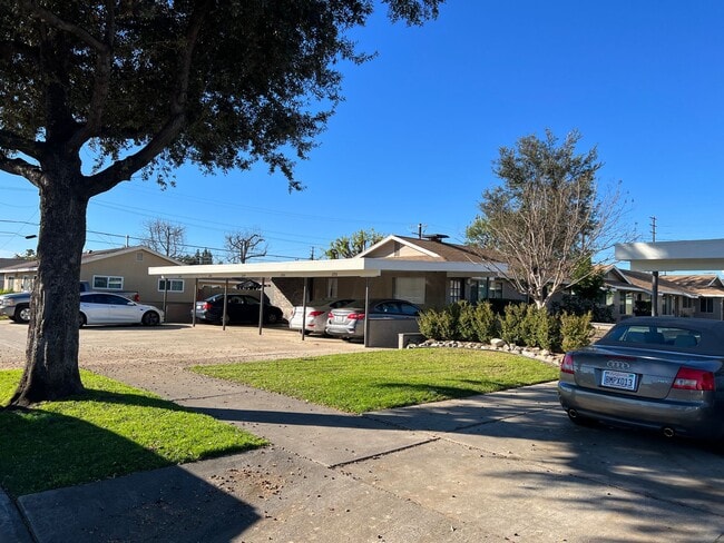 Photo - Charming 1 Bedroom unit, completely remode... Unit Oak 286