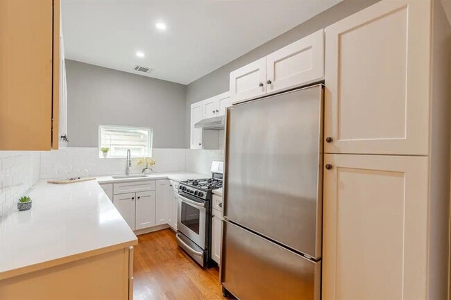 Building Photo - 3715 Robinson Ave