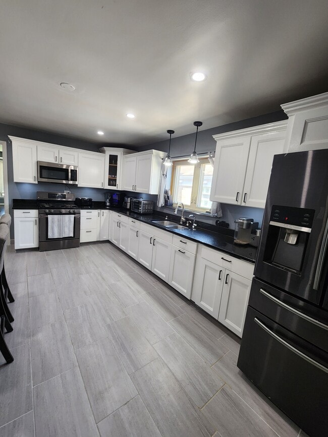 Kitchen - 6751 S Kilbourn Ave