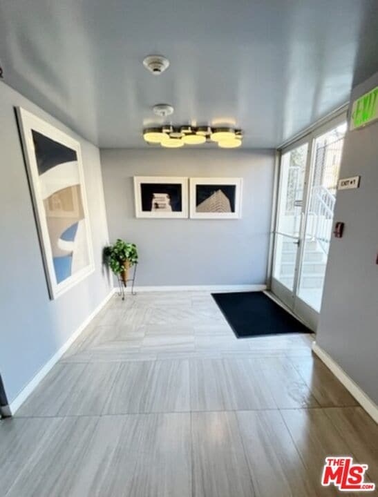 Lobby - 1611 S Beverly Glen Blvd Unit 203