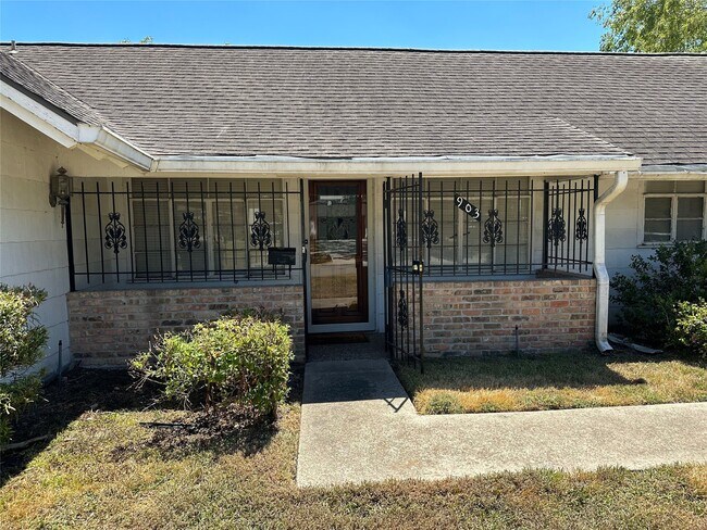 903 Lamonte Ln