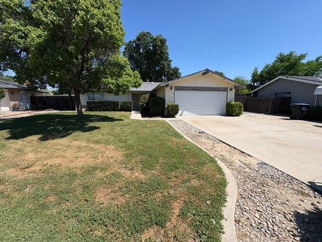 Building Photo - Cozy Home on Spacious Lot with Pool Available Now!