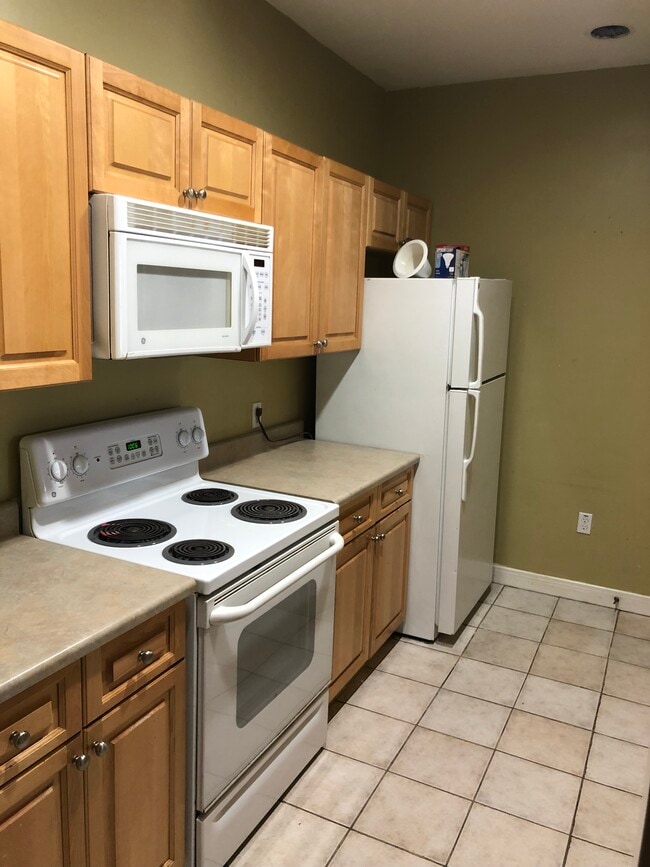 Building Photo - 8 Walnut St Unit 408