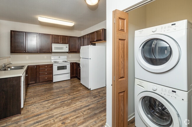 1BD, 1BA - 700SF - Laundry - Richard Apartments