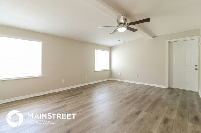 Photo - 827 E River Dr