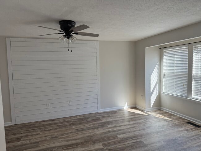 Photo - 204 Treeline Ln