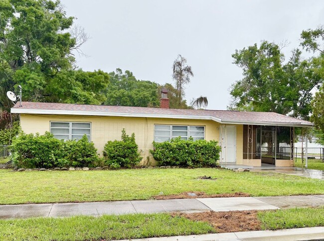 Building Photo - Charming 2 Bedroom Home with Fenced Yard & Screened Patio – Prime Location!