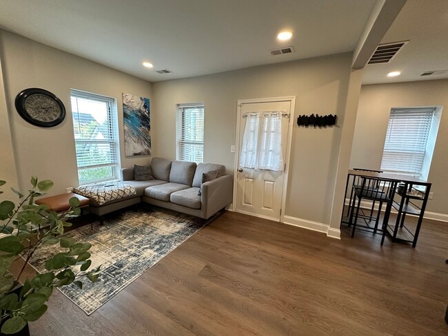 Living area - 115 Susquehanna Ave Unit 2