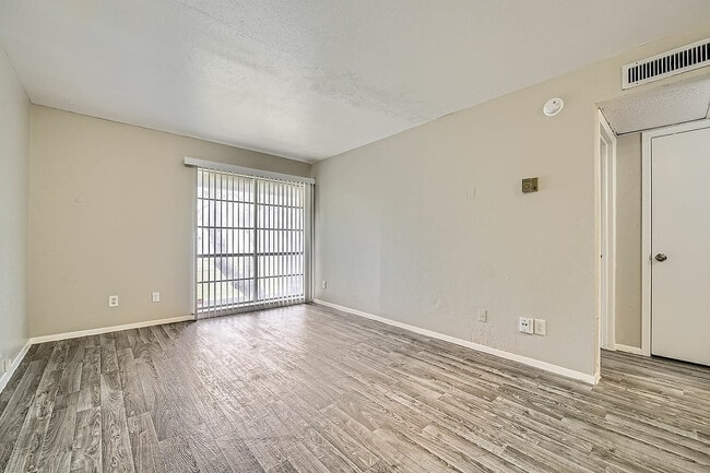 3504 Fawn Valley Dr 2091 - Calidad web - 002 - 02 Sala de estar - The Courtland