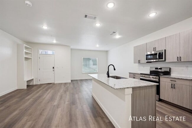 Building Photo - 650 Leland Aly Unit 5-650