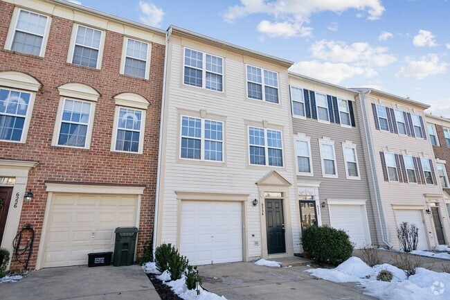 Building Photo - Stunning 3 bed 2 bath townhome in Kingstowne!