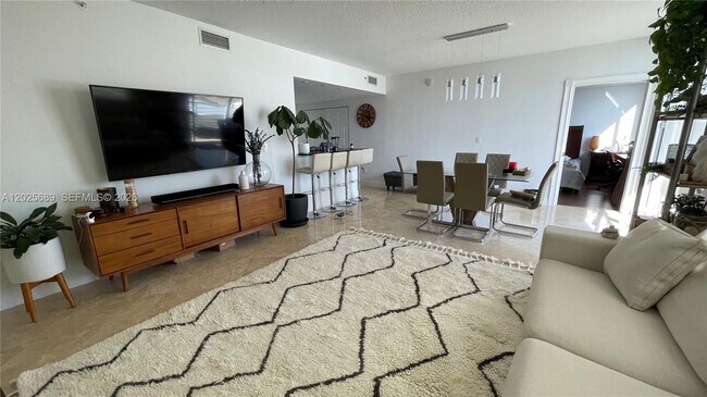 Photo - 18800 NE 29th Ave Unidad 818
